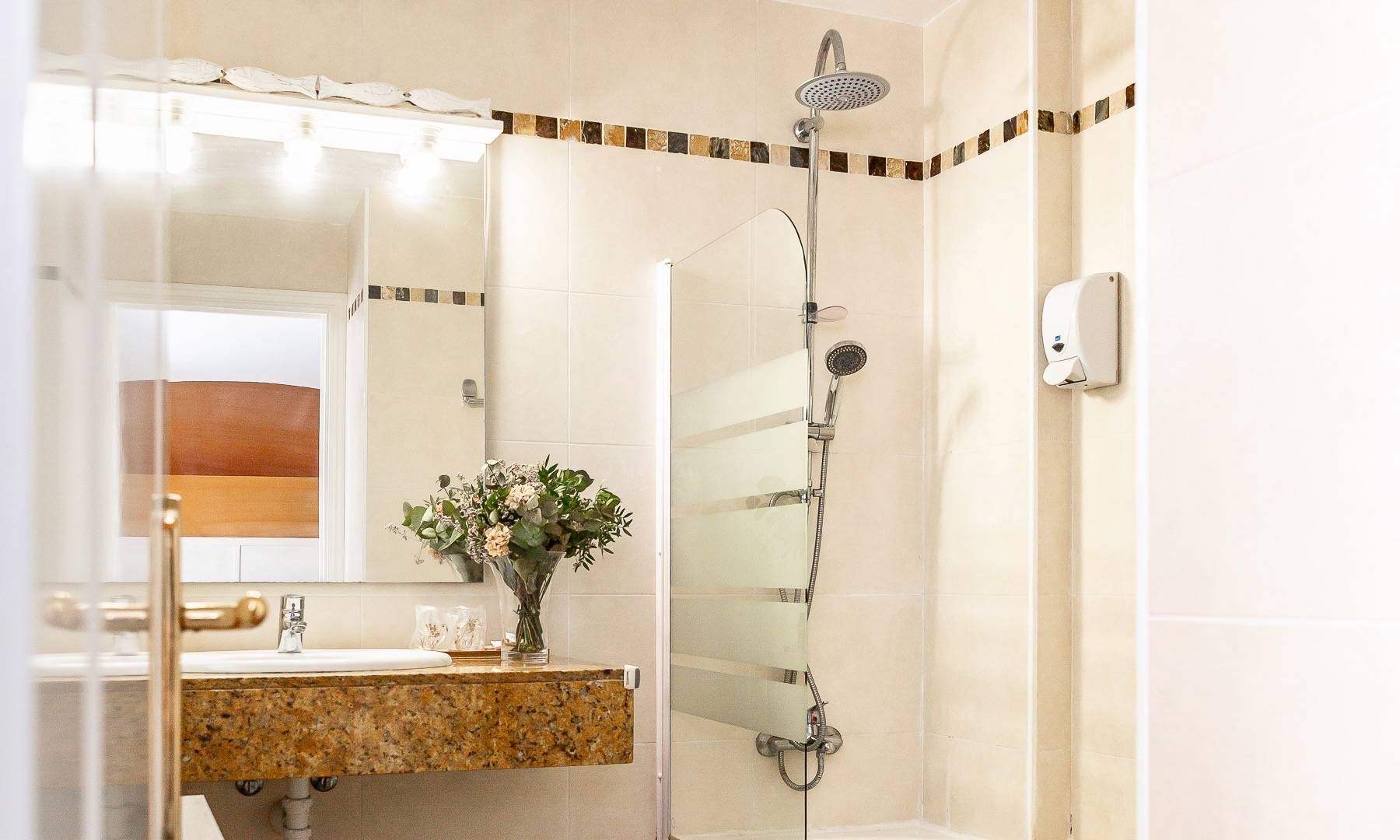 Baño habitación doble con terraza