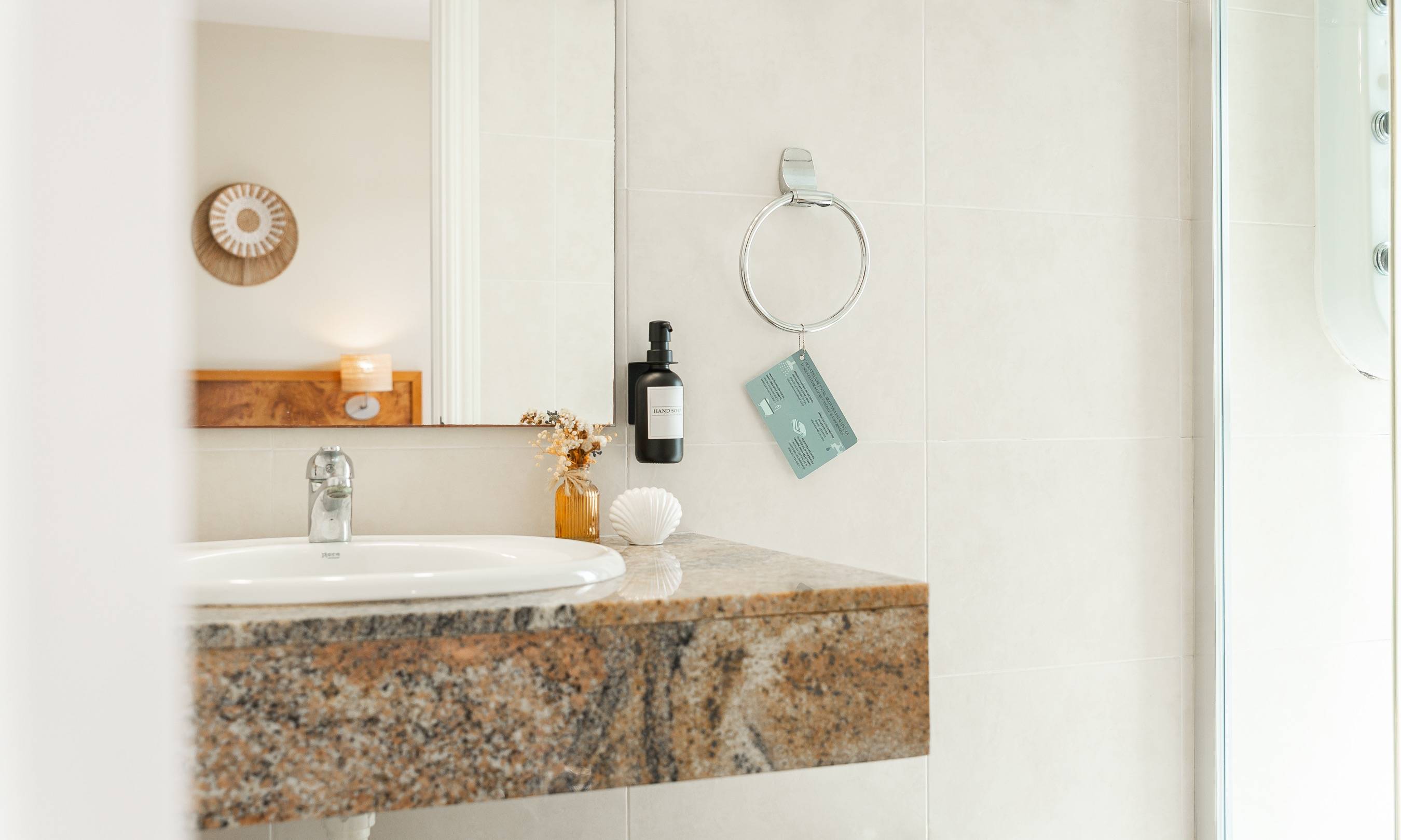 Baño completo con ducha Habitación Doble
