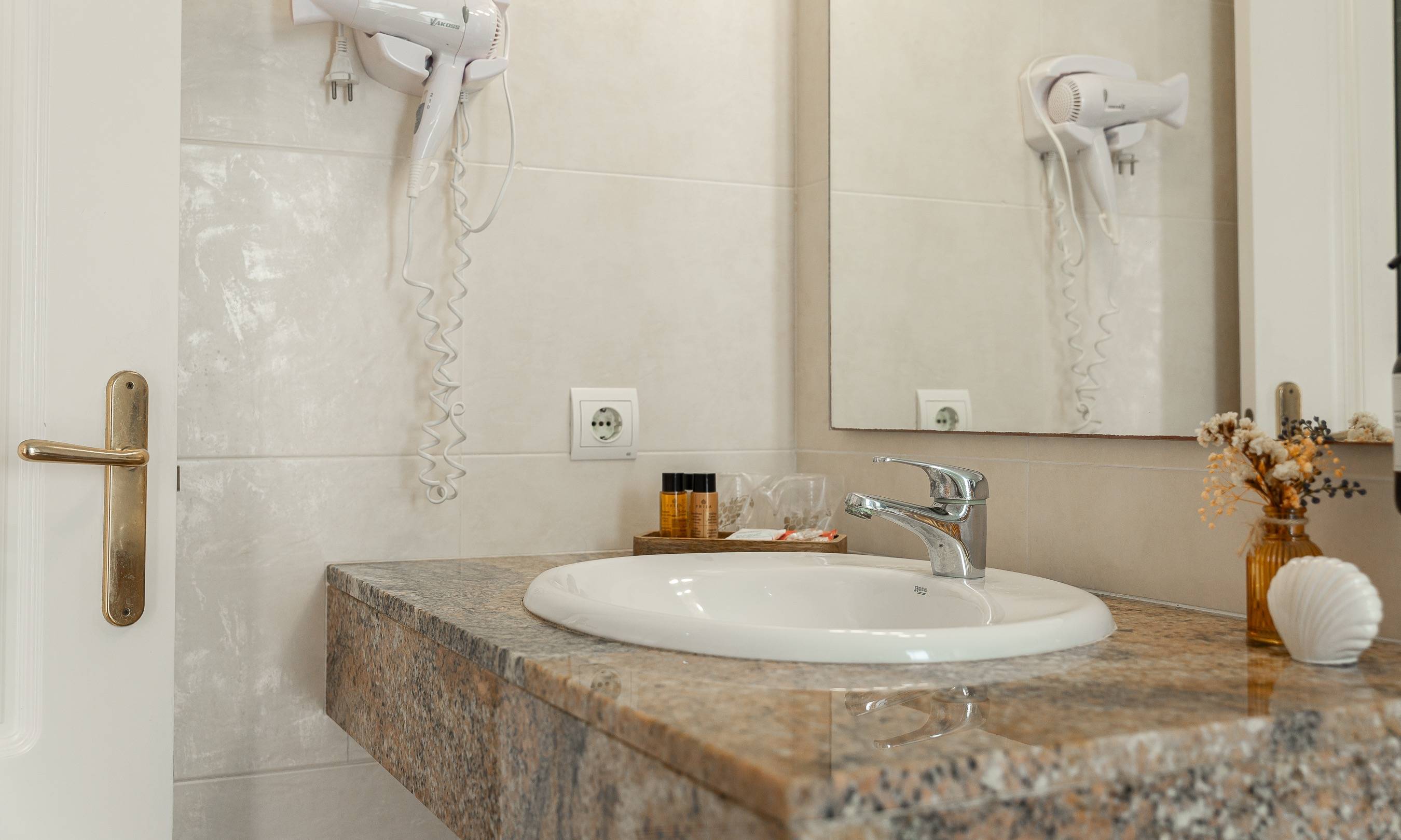 Baño completo con ducha Habitación Doble
