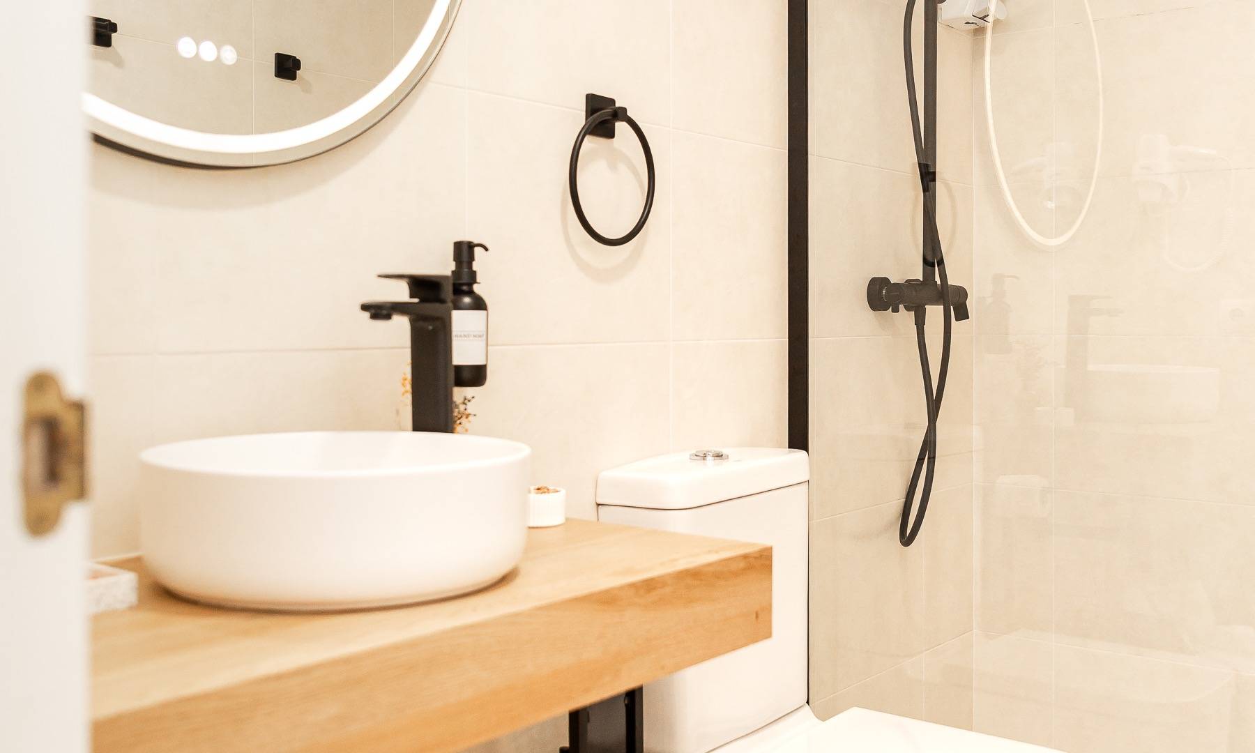 Baño completo con ducha Habitación Doble