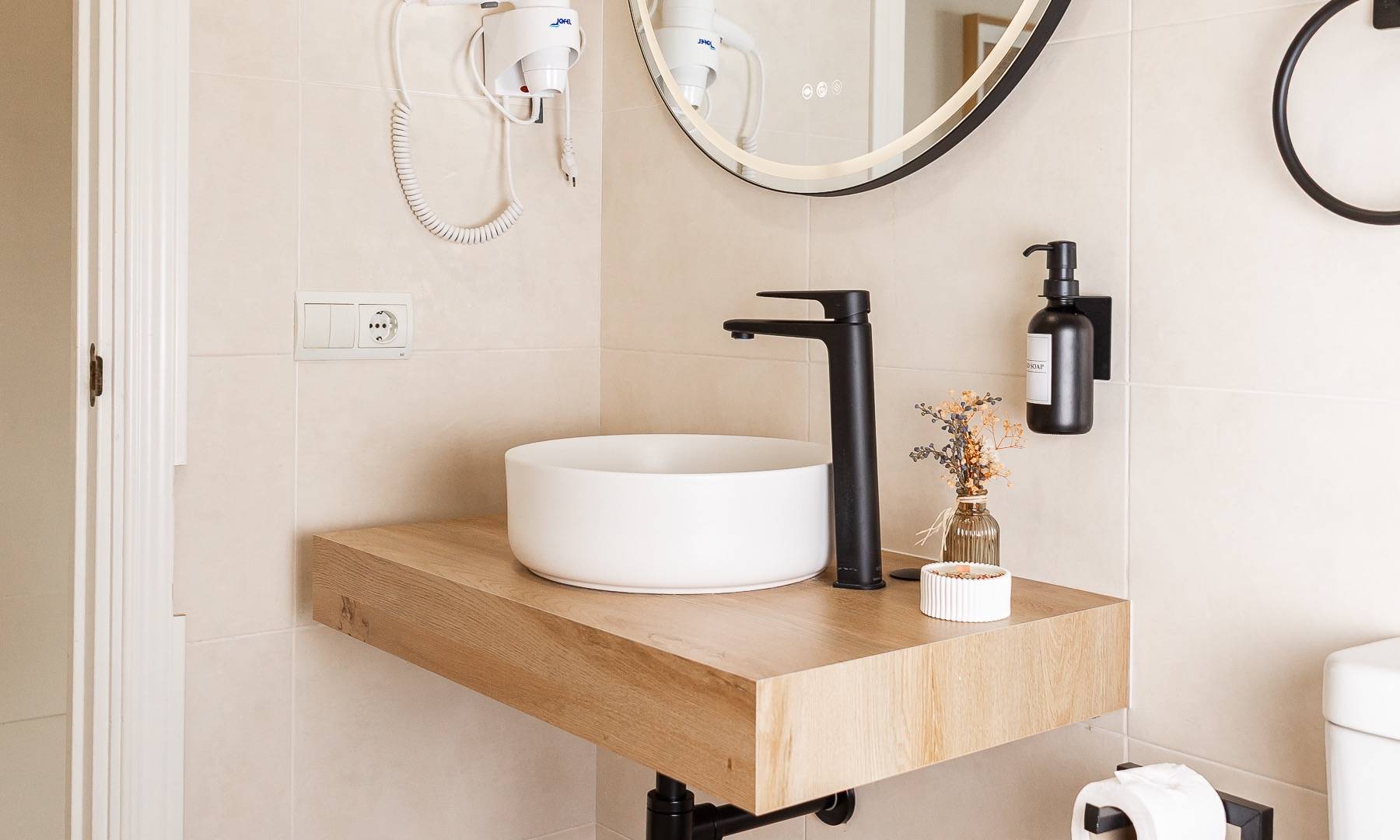 Baño completo con ducha Habitación Doble